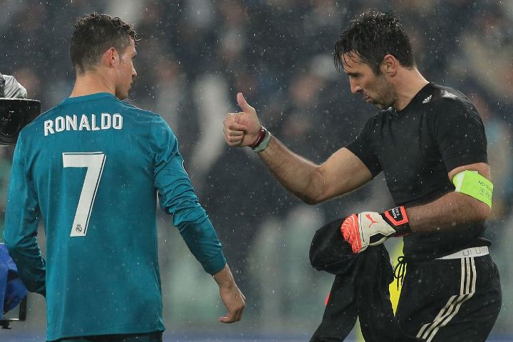 ✓Golaço de bicicleta em cima do Buffon ✓Colocou Zidane com a mão na cabeça  completamente sem reação ✓Foi aplaudido pelo estádio da Juventus LOTADO  Simplesmente Cristiano Ronaldo🔥🇵🇹