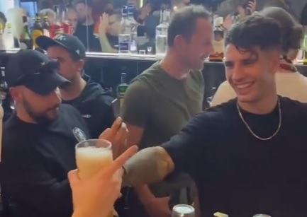 Венгерские звезды разносят напитки в пабе после матча с Италией (Видео)