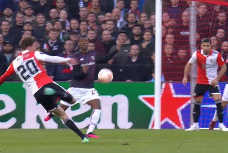 La volea de Mats Wieffer le da al Feyenoord la ventaja sobre la AS Roma en los cuartos de final de la Europa League (Video)