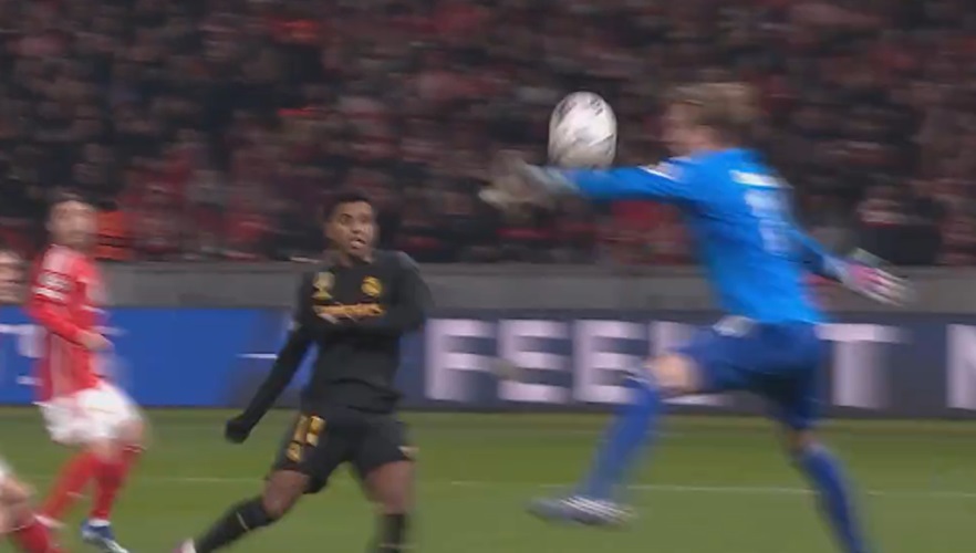 Ronnow, Ramsdale, Meret, and more: Goalkeepers shine in Tuesday’s Champions League matches (Video)